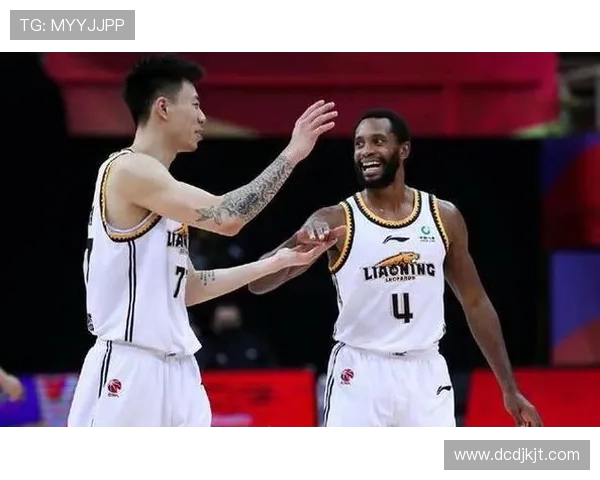 上海足球队团队协作引发热议球迷对战术配合与球员默契的不同看法