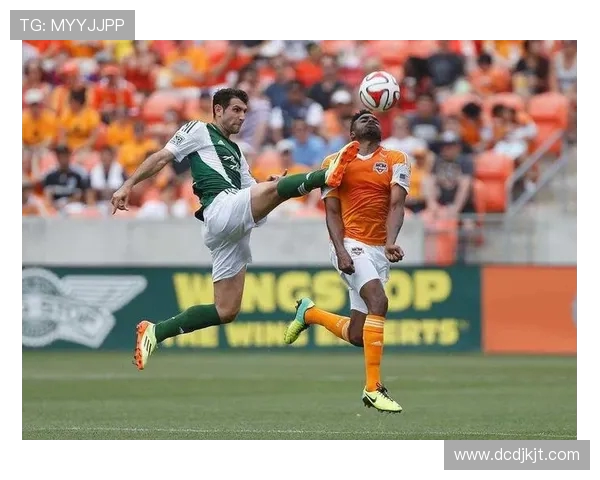 休斯顿队与明尼苏达联的激烈对决展现足球魅力与团队精神 休斯顿队与明尼苏达联的激烈对决展现足球魅力与团队精神