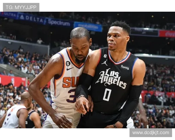 拉塞尔威斯布鲁克的传奇生涯与篮球场上的不屈精神探讨